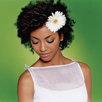  bride hairstyle with flower How to wear an Afro on your wedding day
